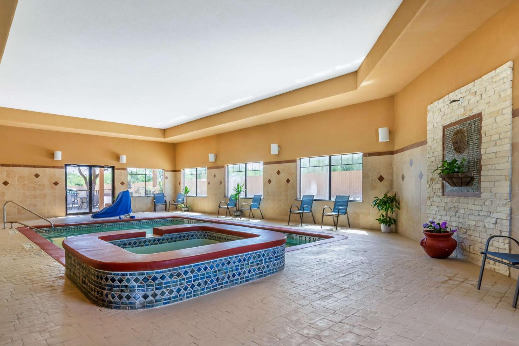 Best Western Plus And Hotel Lytle