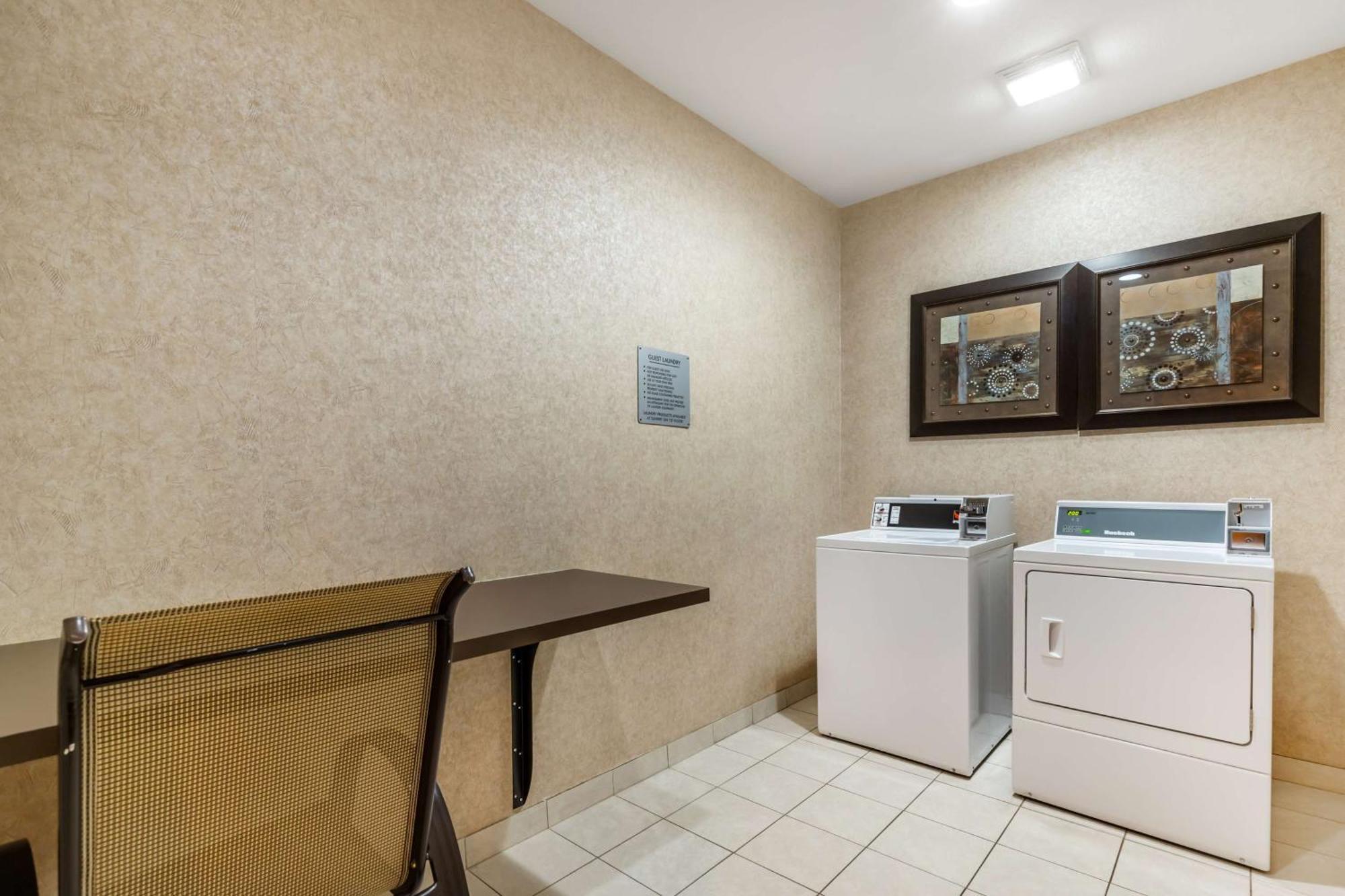 Western Inn&suites Lytle